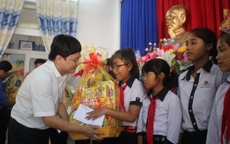 Trung ương Đoàn tặng quà tết cho người dân Ninh Thuận