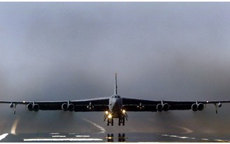 Mỹ triển khai B-52 bay ngang Biển Đông