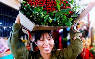 Sắc màu chợ hoa 'không ngủ'