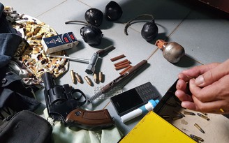 Bắt hai nghi phạm mua bán ma túy, tàng trữ súng