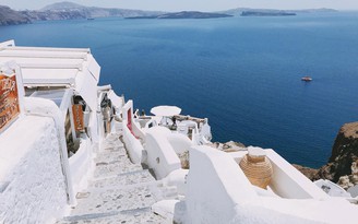 'Sống ảo' ở Santorini chỉ hai màu trắng xanh