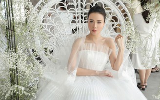 Cận cảnh váy cưới trăm triệu mất 3 tháng làm thủ công của Đàm Thu Trang