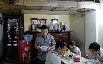 Hàng phở 30 năm lặng lẽ giữa Hà Nội, khách ngồi xuống là chủ biết ăn gì