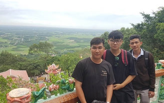 Lễ Quốc khánh 2.9: Bạn trẻ leo núi, hòa mình với thiên nhiên