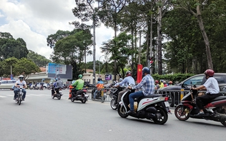Bạn đọc viết:​ Vô tư dừng đèn đỏ bên làn ngược chiều