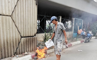 Từ đơn thư bạn đọc: Ngang nhiên đốt dây điện ở gầm cầu