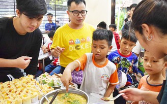 Nấu cơm cho trẻ em nghèo