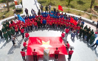 Tôi yêu Tổ quốc tôi: Ngã ba Đông Dương đỏ rực cờ