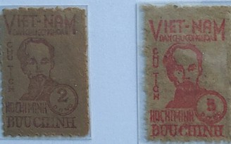 Tặng bộ sưu tập tem chân dung Bác Hồ cho Bảo tàng Hồ Chí Minh