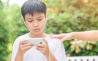 Lạm dụng điện thoại thông minh dễ gây chán nản ở tuổi teen