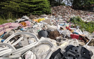 Bãi rác tự phát trong khu dân cư