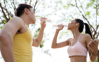 Vì sao uống đủ nước có thể ngừa nhiễm khuẩn tiết niệu?