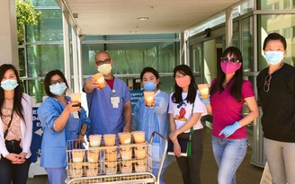 Những người gốc Việt mang bữa ăn nóng đến bệnh viện ở Thung lũng Silicon