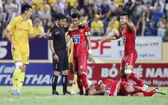 Dấu hỏi về các 'ông vua áo đen' ở V-League