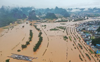 Trung Quốc lo mưa lũ nhấn chìm làng mạc