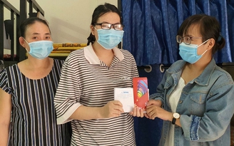 Trao tiền giúp nữ sinh mắc bệnh hiểm nghèo