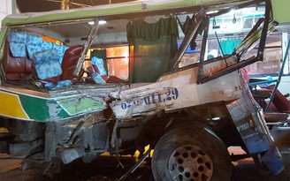 Tai nạn ở Long An: Xe tải đâm xe buýt, 20 hành khách nhập viện cấp cứu