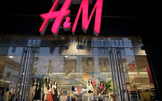 H&M bị phạt hơn 40 triệu USD vì theo dõi nhân viên