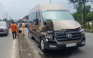 TP.HCM: Xe 16 chỗ va chạm xe tải dừng trên đường, hành khách nhập viện