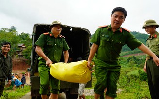 'Cõng' 3 tấn gạo lên cứu đói bà con vùng cao Quảng Trị