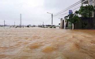 'Miền trung lũ lụt, suốt đêm không ngủ' (*)