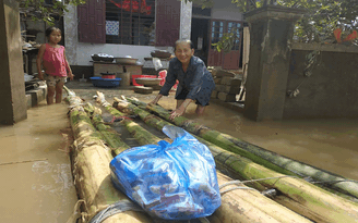 Xúc động hình ảnh xóm làng giúp nhau vượt qua cơn bĩ cực vì thiên tai