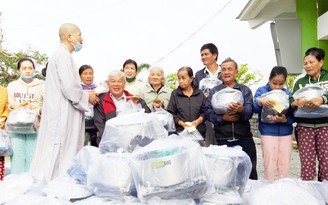 Ni sư Tâm Nguyệt tiếp tục cứu trợ người nghèo ở Huế