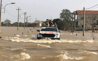 Dùng ô tô địa hình băng dòng nước xiết giúp người miền Trung: 'Đừng nghĩ sai về chúng tôi'