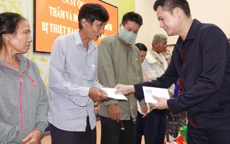 Ca sĩ Quang Dũng cùng Báo Thanh Niên tặng quà cho người dân Bình Định