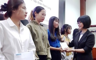 Báo Thanh Niên và Tập đoàn Nam Long trao học bổng tiếp sức sinh viên vùng lũ