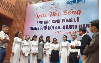 Học bổng nghĩa tình đến với học sinh vùng lũ miền Trung