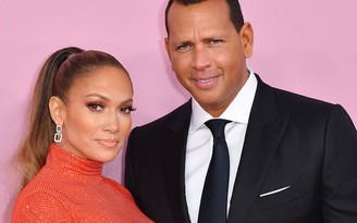 Jennifer Lopez hoãn cưới hai lần vì Covid-19