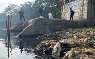 Sông Cầu bị 'nhuộm đen', người dân 2 tỉnh cùng kêu cứu