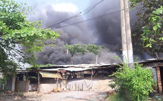 TP.HCM: Cháy lớn xưởng gỗ tại Q.9, nhiều tài sản bị thiêu rụi