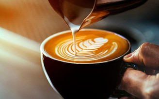 Đồ uống chứa caffeine ảnh hưởng cân nặng thai nhi
