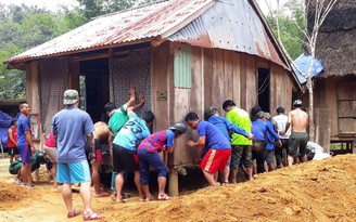 Mở đường vào ngôi làng 'nhiều không'