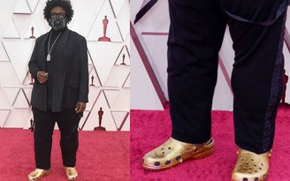 Nhạc sĩ Mỹ đi dép mạ vàng lên thảm đỏ Oscar