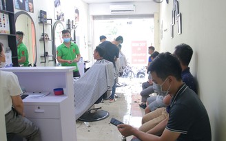 Nghe Hà Nội đóng cửa trở lại phòng dịch Covid-19: Người dân vội đi cắt tóc
