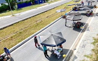 Người Nha Trang đi 'chợ trên phố': Mua bán nhẹ nhàng, không kì kèo trả giá