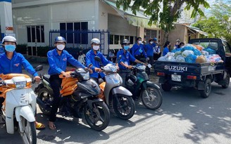 Đội tình nguyện áo xanh nơi tâm dịch Covid-19