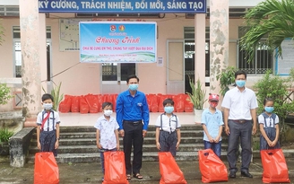 Vượt qua Covid-19 'đồng lòng chống dịch': Tự hào màu áo xanh
