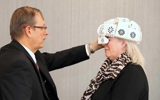 Mũ bảo hiểm hỗ trợ điều trị chứng sa sút trí tuệ