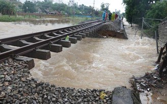 Miền Trung hứng lũ dữ trong đêm