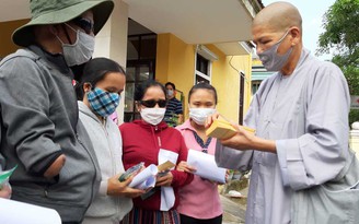Trao 200 suất quà cho người mù nghèo Thừa Thiên-Huế