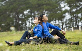 Ảnh cưới áo xanh thanh niên của một cặp đôi