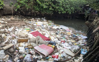 Dòng kênh ô nhiễm vì rác
