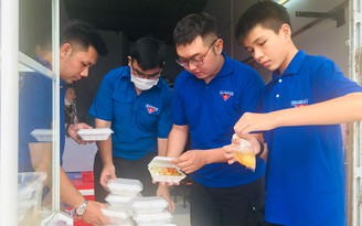 Đội tình nguyện phục vụ cơm chay cho người khó khăn