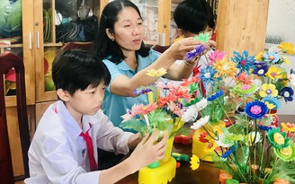 Cô giáo 'biến' rác thành hoa để giúp đỡ học sinh nghèo