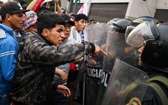 Biểu tình chết người giữa bất ổn Peru