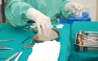 Phẫu thuật căng da, nâng ngực, tỉnh dậy người phụ nữ bị bỏng phải cắt bỏ tay